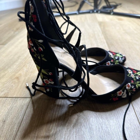 WOMENS FOREVER 21 BLACK FLORAL PRINT STRAP TIE STYLE HIGH HEEL SHOES SIZE 7.5 - Picture 2 of 7